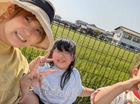 北海道の夏イメージ 小樽旅行・麦わら帽子の家族